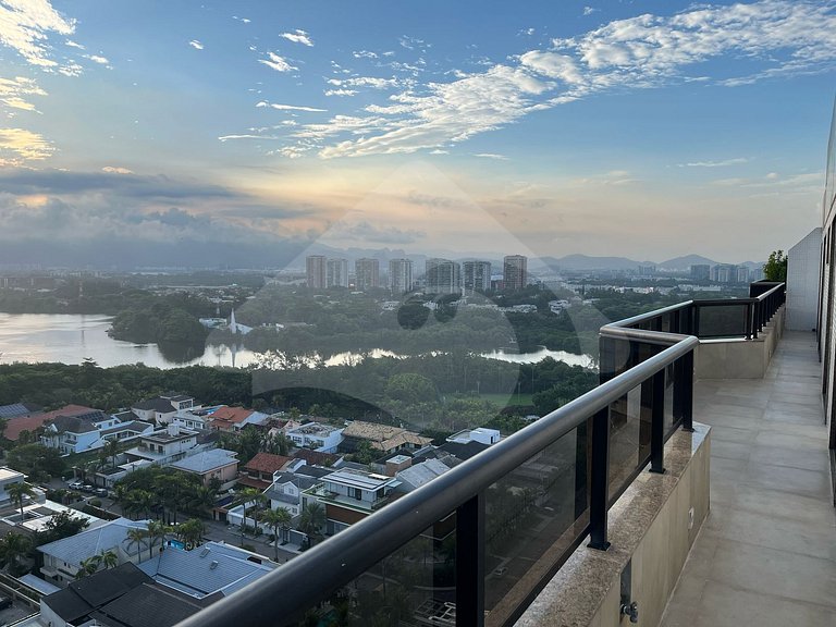 Cobertura na Frente da Praia com Hidro e Suítes
