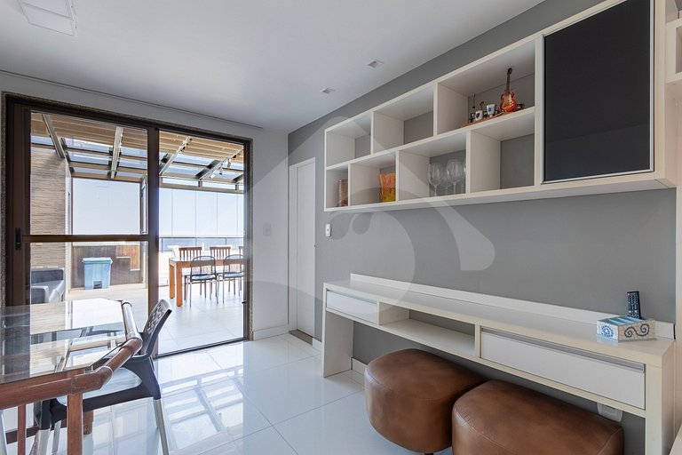 Oceanfront Penthouse with Tub and Suites