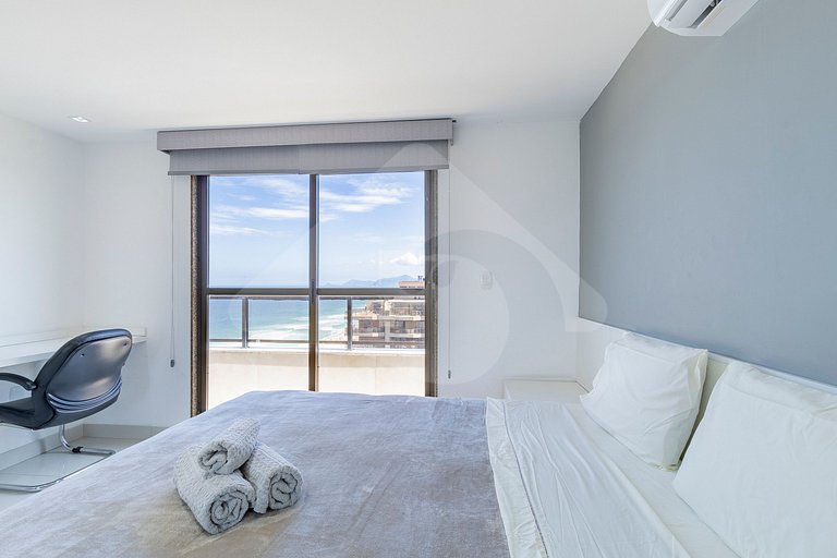 Oceanfront Penthouse with Tub and Suites