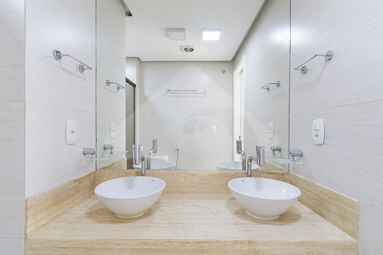 Oceanfront Penthouse with Tub and Suites