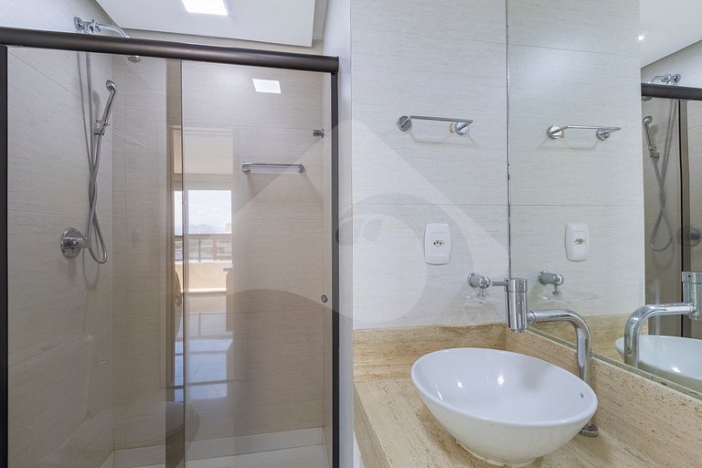 Oceanfront Penthouse with Tub and Suites