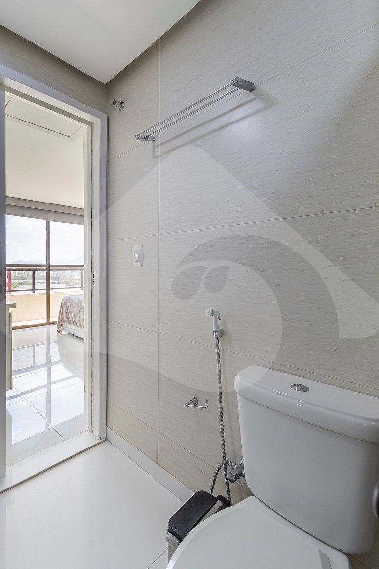 Oceanfront Penthouse with Tub and Suites