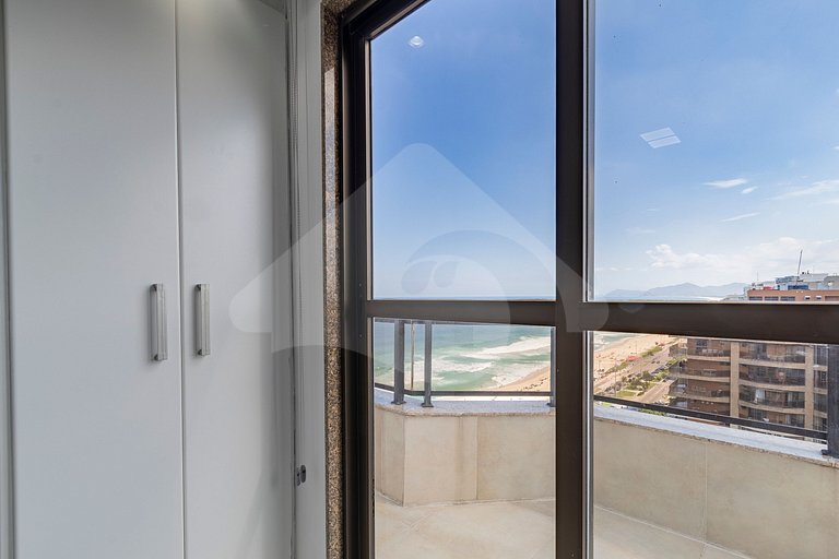 Oceanfront Penthouse with Tub and Suites