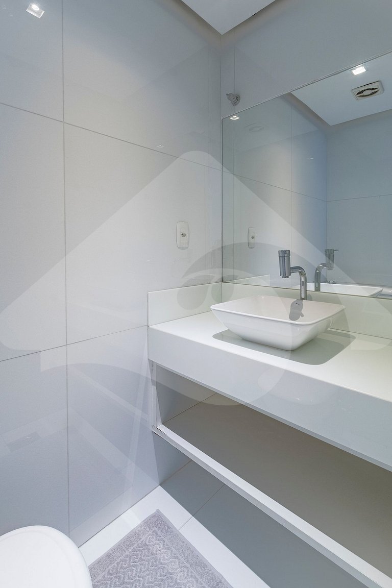 Oceanfront Penthouse with Tub and Suites