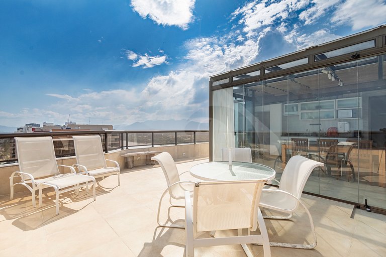 Oceanfront Penthouse with Tub and Suites
