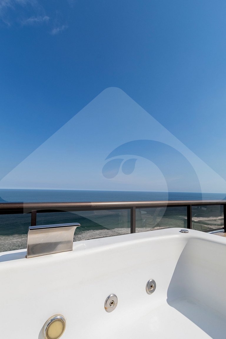 Oceanfront Penthouse with Tub and Suites