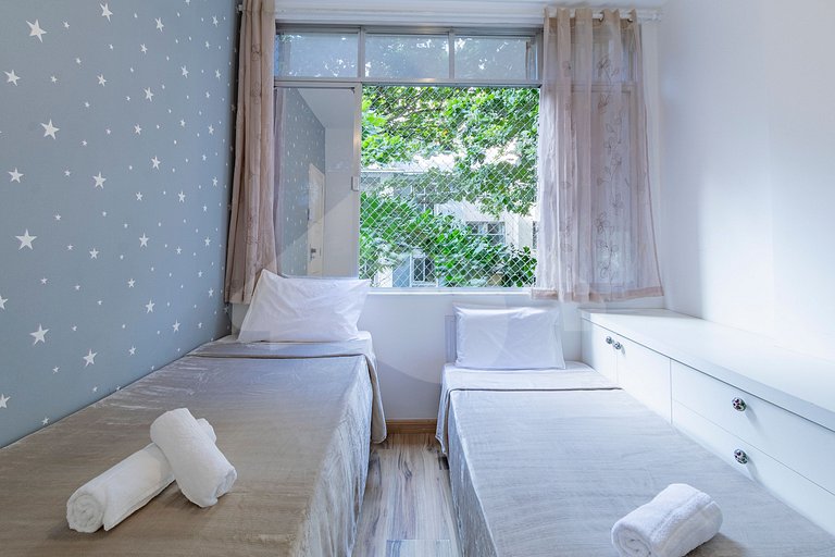 2 min from Copacabana Beach | Spacious & Renovated