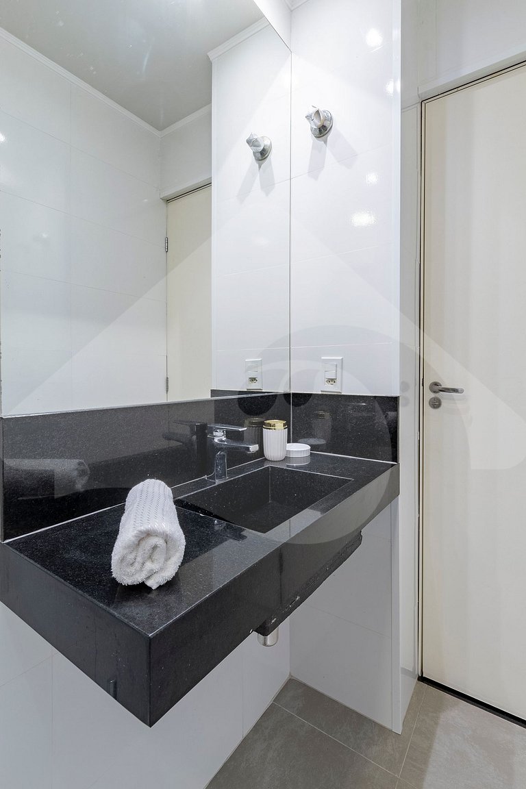 2 min from Copacabana Beach | Spacious & Renovated