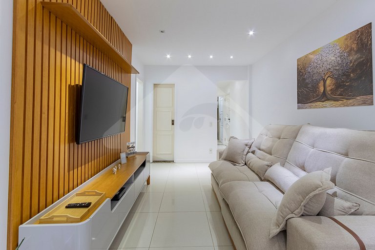 2 min from Copacabana Beach | Spacious & Renovated