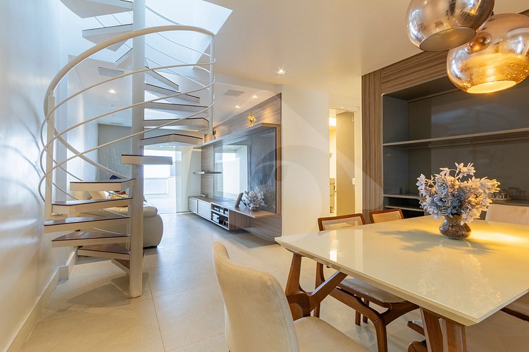 Vista al Mar: Dúplex de Lujo con Área Gourmet