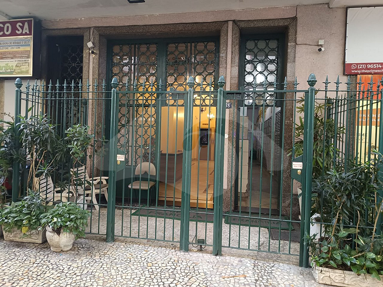 5-min walk to Copacabana Beach | Renovated & Cozy