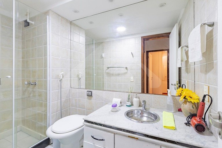 Cozy and renovated | Pool and sports court