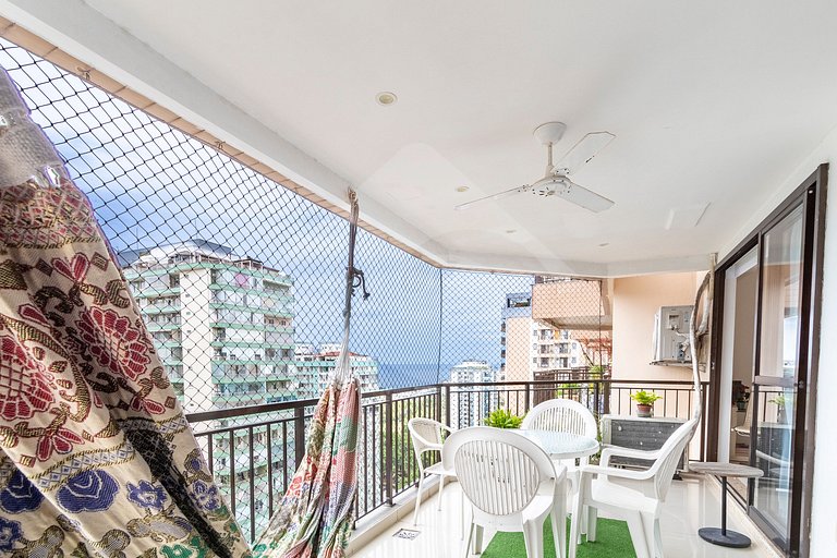 9 min da Praia | Suíte com Varanda e Vista p/ Mar