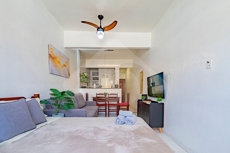2 min walk from Copacabana Beach| Airy and Compact