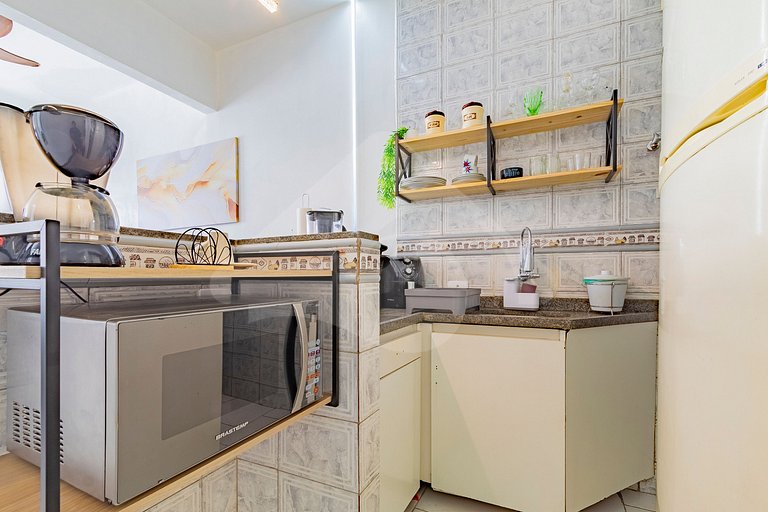 2 min walk from Copacabana Beach| Airy and Compact