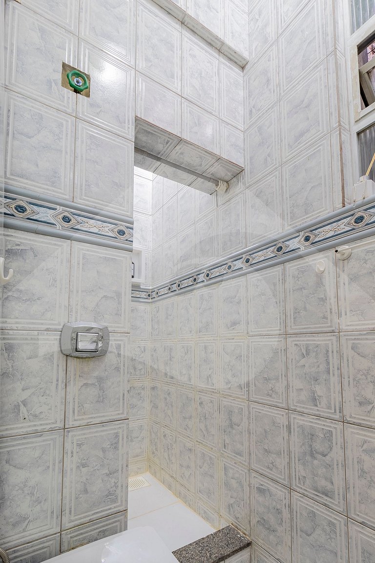 2 min walk from Copacabana Beach| Airy and Compact